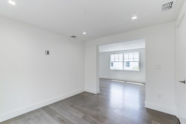 Building Photo - 833 Ardmore Rd