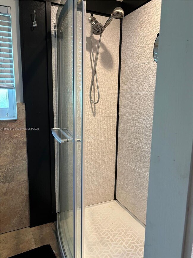 Building Photo - 2002 NE 43rd St