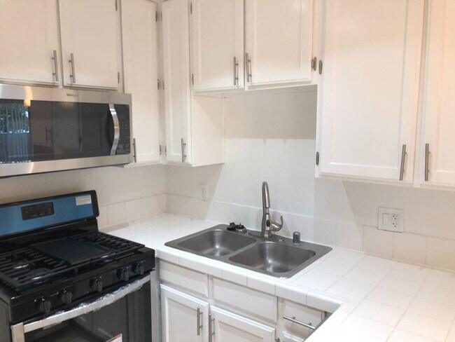 Building Photo - 3042 Livonia Ave