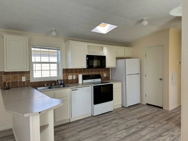 Building Photo - 2 bed, 2 bath, detached heated shop, great...