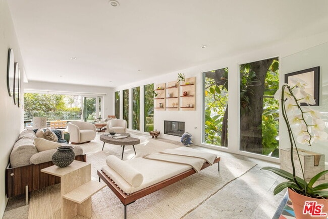 Primary Photo - 1588 N Doheny Dr