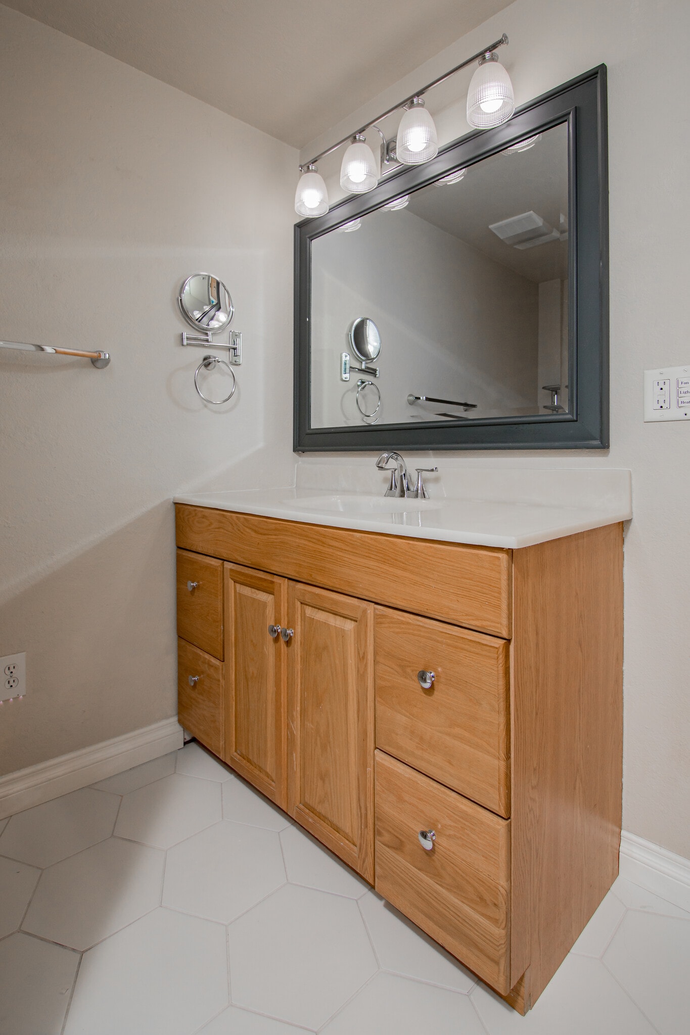 3rd Bedroom Bathroom - 1115 W Swallow Rd