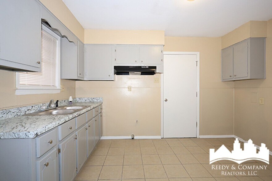 Building Photo - 3992 Cliffdale St