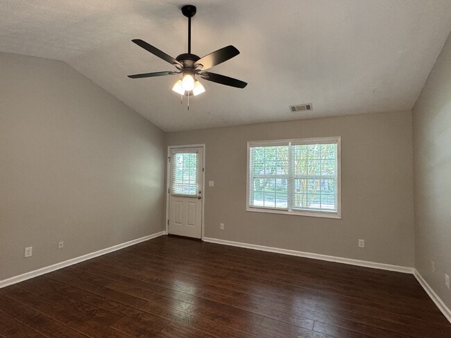Building Photo - Spacious 3 Bed / 2 Bath Ranch in Establish...
