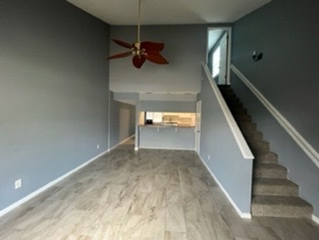 Building Photo - 2 Bed 2 Bath Townhome