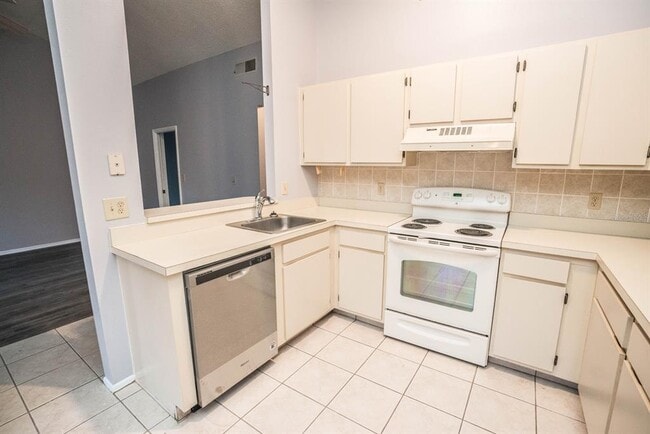 Building Photo - 2764 Kavalier Dr