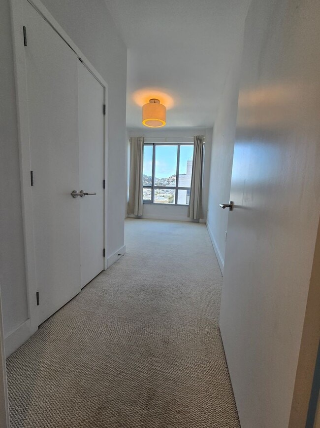 Building Photo - Luxury Urband Living - Top Level Linea Condo with 2 Bed / 2 Bath