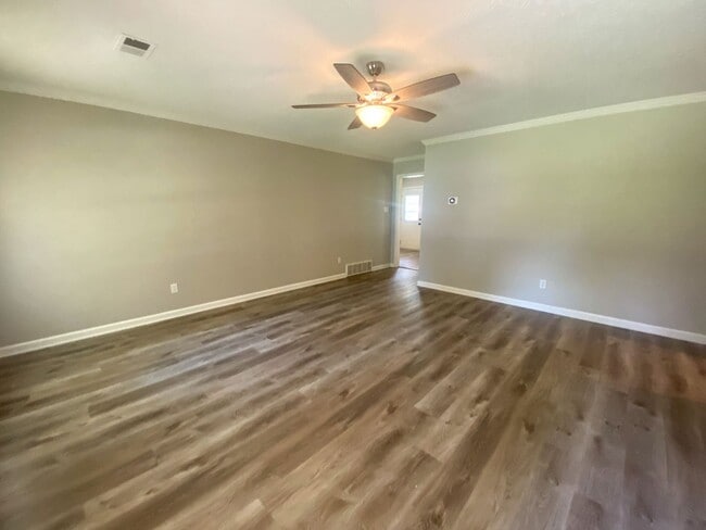 Building Photo - 4 bed, 2 bath spacious home on large lot i...