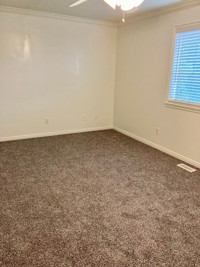 Building Photo - Beautiful North Ogden 2 bed 1.5 bath townhome with 1 Car Garage!!