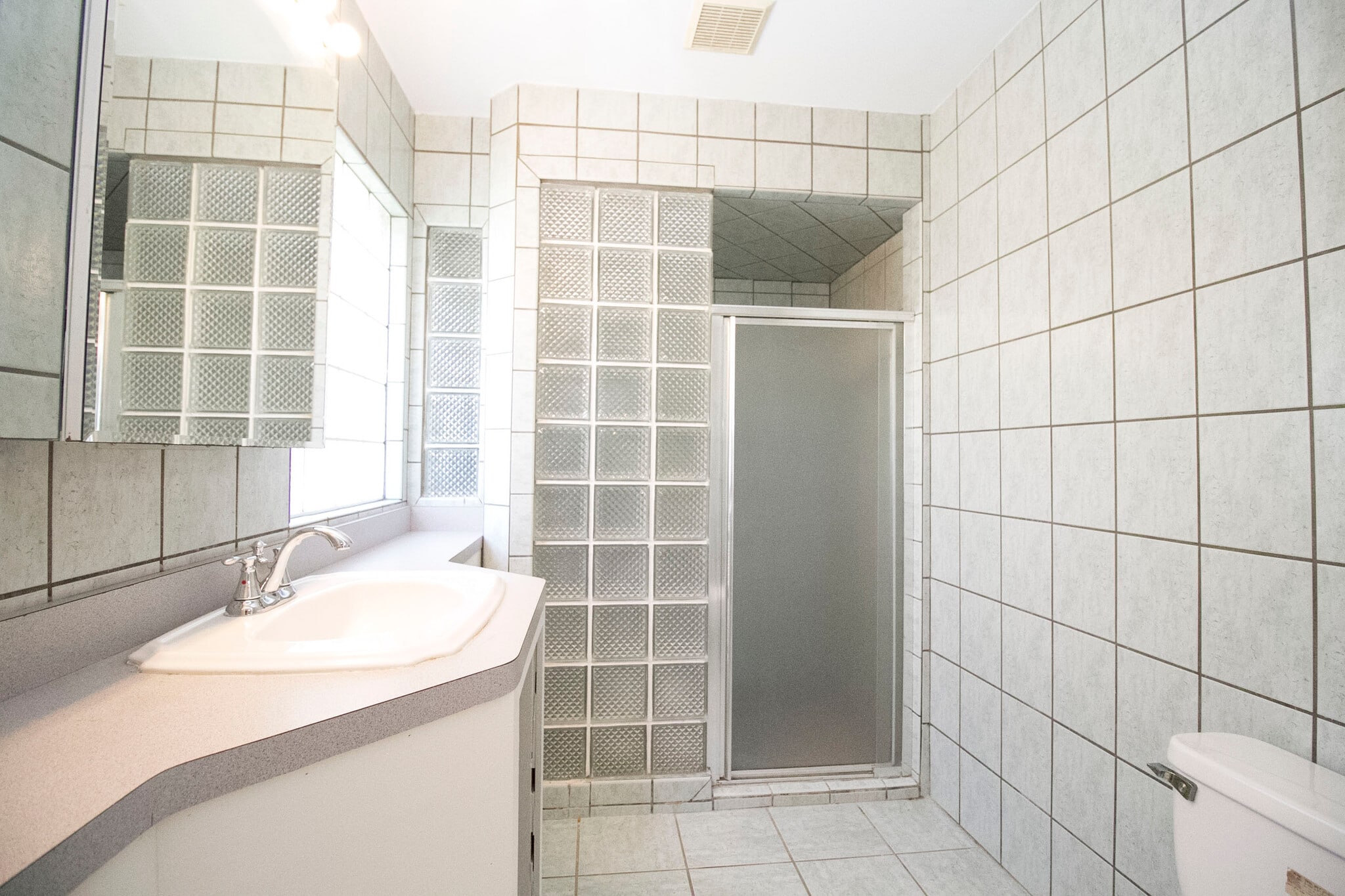 Building Photo - 2545 Amara Dr