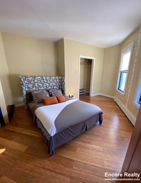 Building Photo - 147 Meridian St