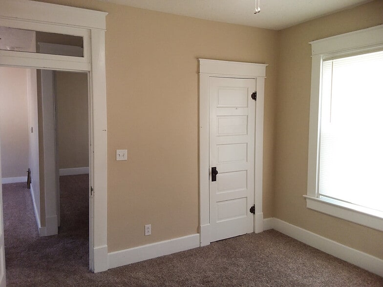 Building Photo - 317 E Coal St