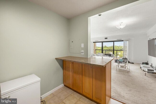 Building Photo - 205 Yoakum Pkwy