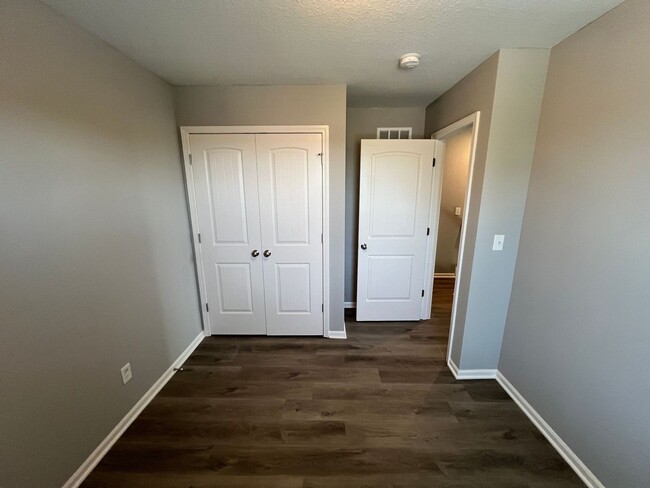 Building Photo - Beautiful 3/2.5 Duplex in Blue Springs!