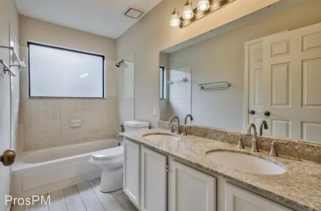 Building Photo - 5 br, 2.5 bath House - 2117 Summit Dr