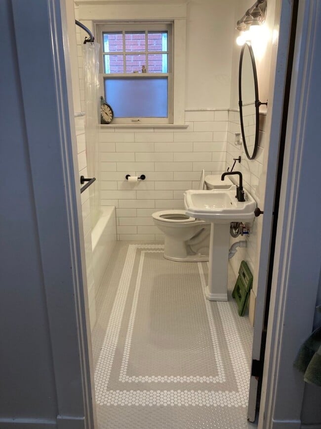 Building Photo - Crescent Hill  Charming Three Bedroom Bung...