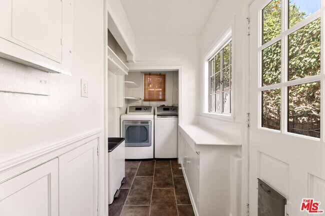 Building Photo - 2247 Ronda Vista Dr