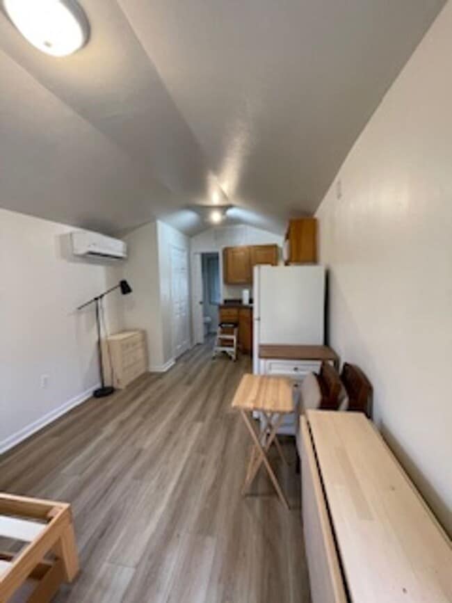 Building Photo - Tiny House on South Walnut Street