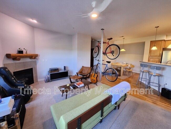 Building Photo - 5220 Boardwalk Dr