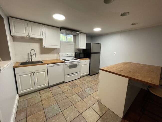 Building Photo - Spacious 1,000 Sq Ft 1 bedroom Lower Unit ...