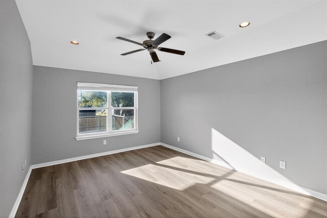 Building Photo - 219 Valley Oaks Loop