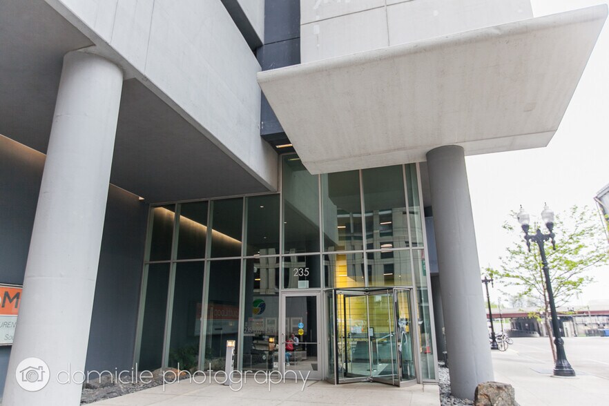 Building Photo - 235 W Van Buren St
