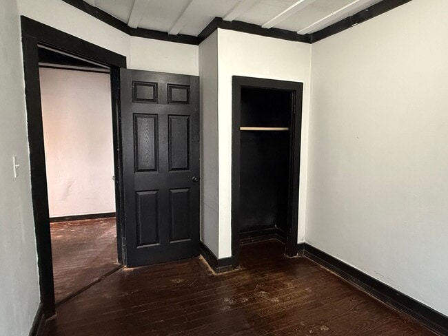 Building Photo - **1/2 OFF 1st Month Rent- 2 bedroom 1 bath...