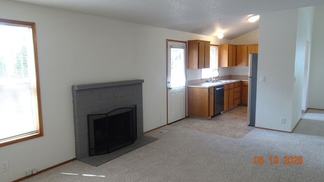 Building Photo - ~Beautiful Two-story Home Located in the N...