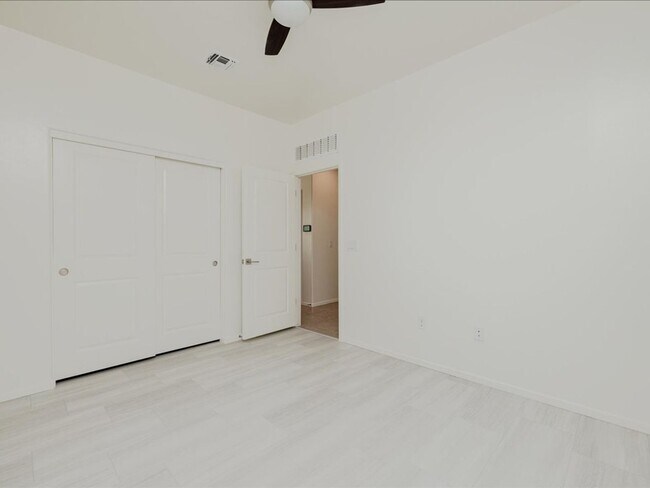 Building Photo - 3 Bedroom 2 Bathroom With Den      SOLAR P...