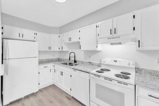 Building Photo - *NEWLY RENOVATED* 2 Bedroom Townhouse in D...