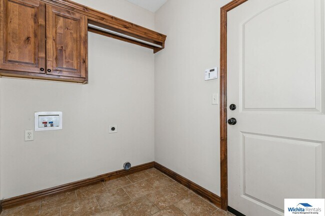 Building Photo - 11716-11718 Crestwood