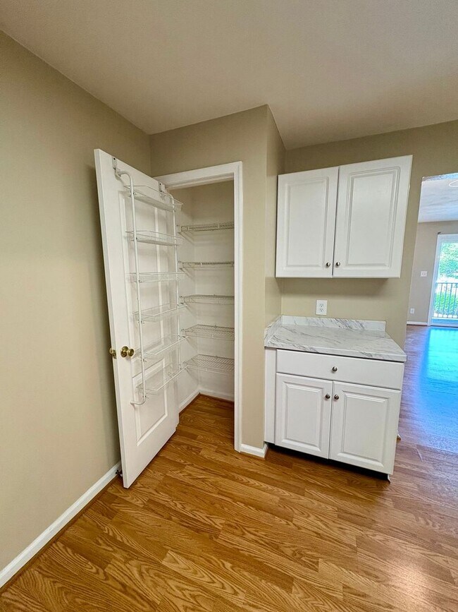 Building Photo - LARGE 2ND FLOOR CONDO
