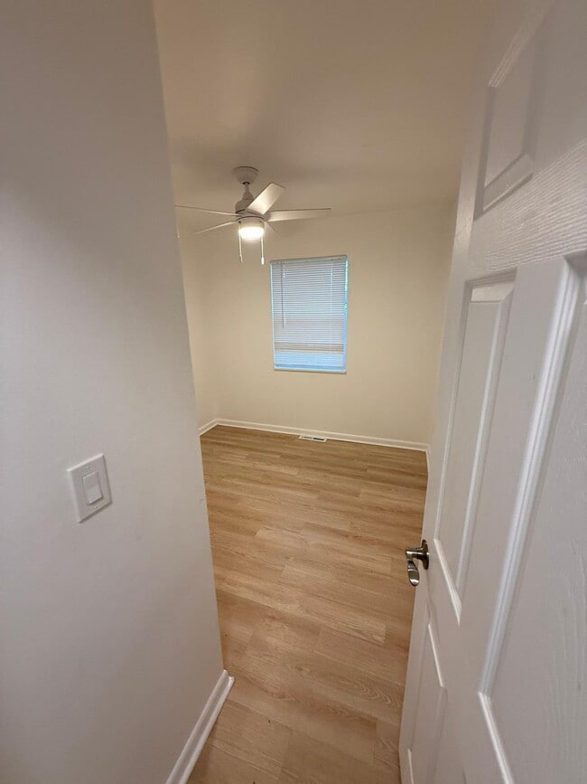 Building Photo - 904 Ridge Dr