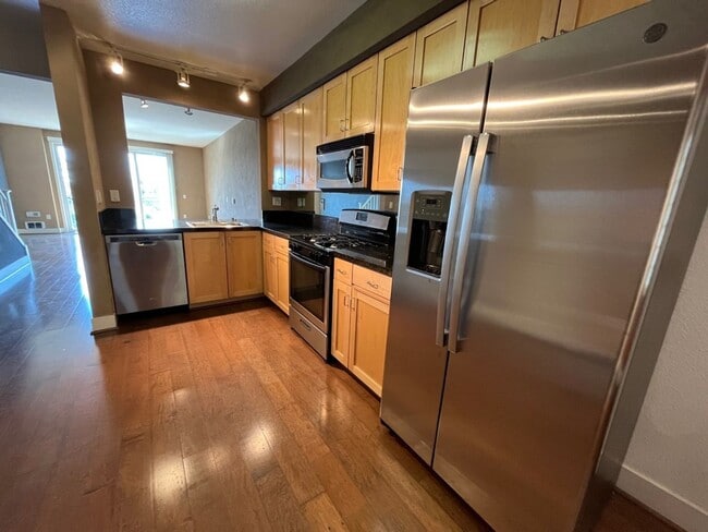 Building Photo - Two Story Two Bedroom Townhouse Unit With Sunset View Available at Bay Street Complex in Emeryvil...
