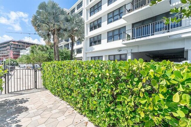 Building Photo - 10101 E Bay Harbor Dr