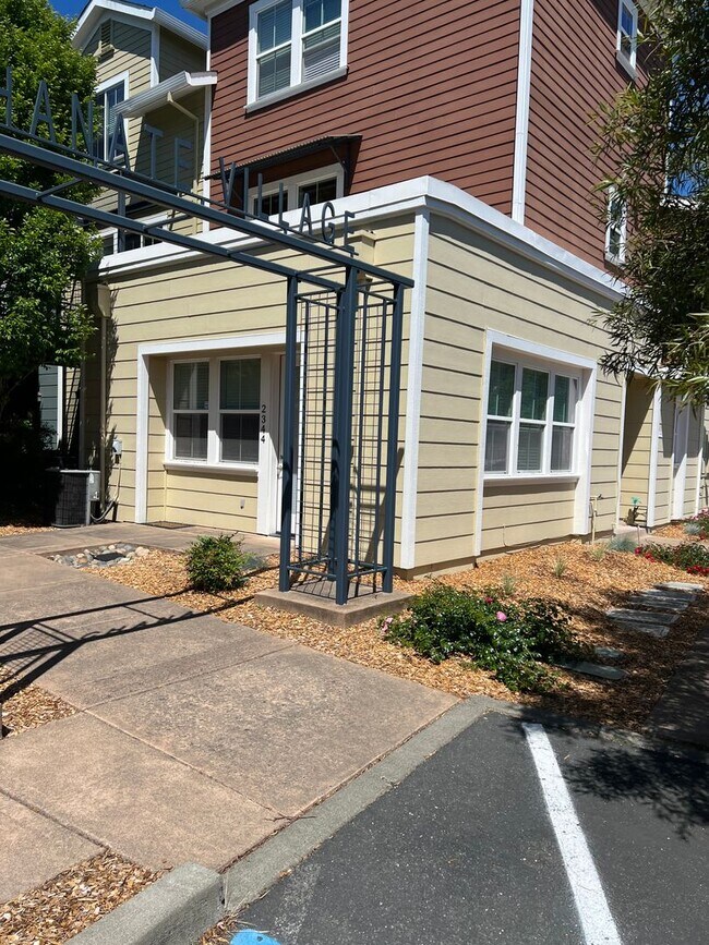 Building Photo - Studio in North East Santa Rosa