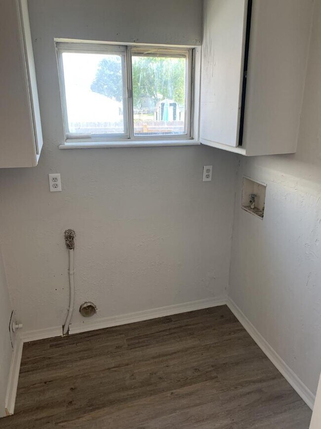 Building Photo - 405 E Rickenbacker Dr