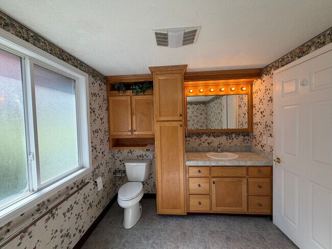 Building Photo - Rare 3-Acre 3BR Home in South Salem – Shops, Workspace & Greenhouses