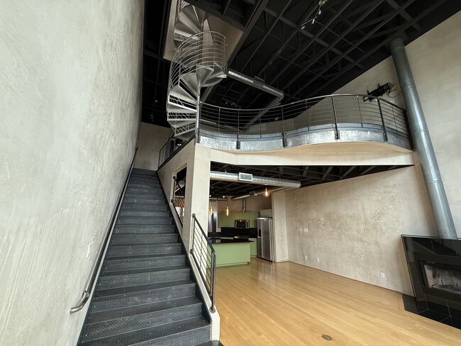 Building Photo - 825 W Daggett Ave
