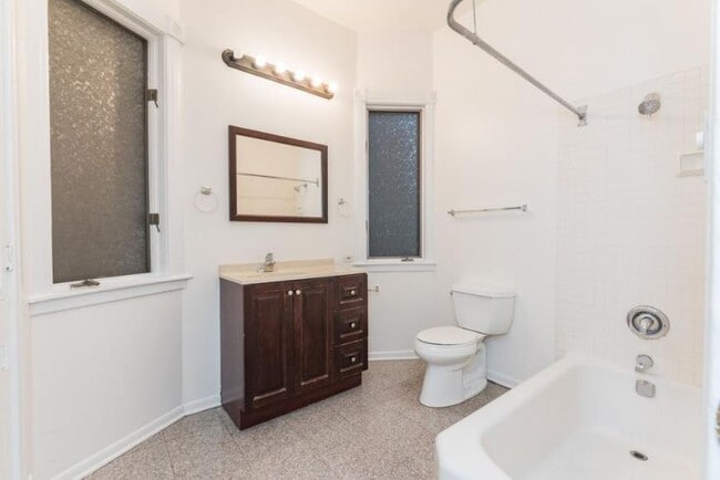 Building Photo - 3 bedroom in Chicago IL 60613