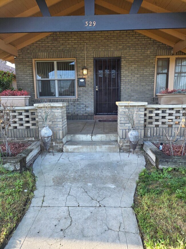 Building Photo - Two bedroom Charmer