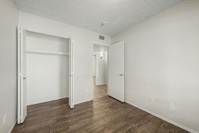 Building Photo - Beautiful 3 Bedroom Home with Large Grass Yard