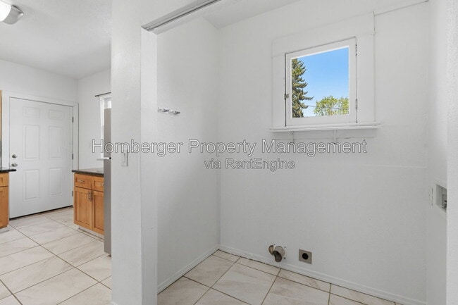 Building Photo - 1128 W Spofford Ave