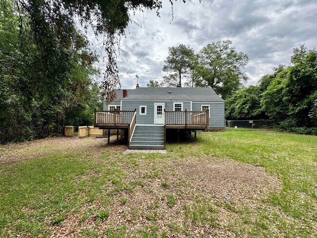 Building Photo - Quaint Cottage!
