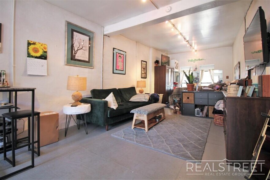 Primary Photo - Spacious Studio LOFT in Williamsburg!