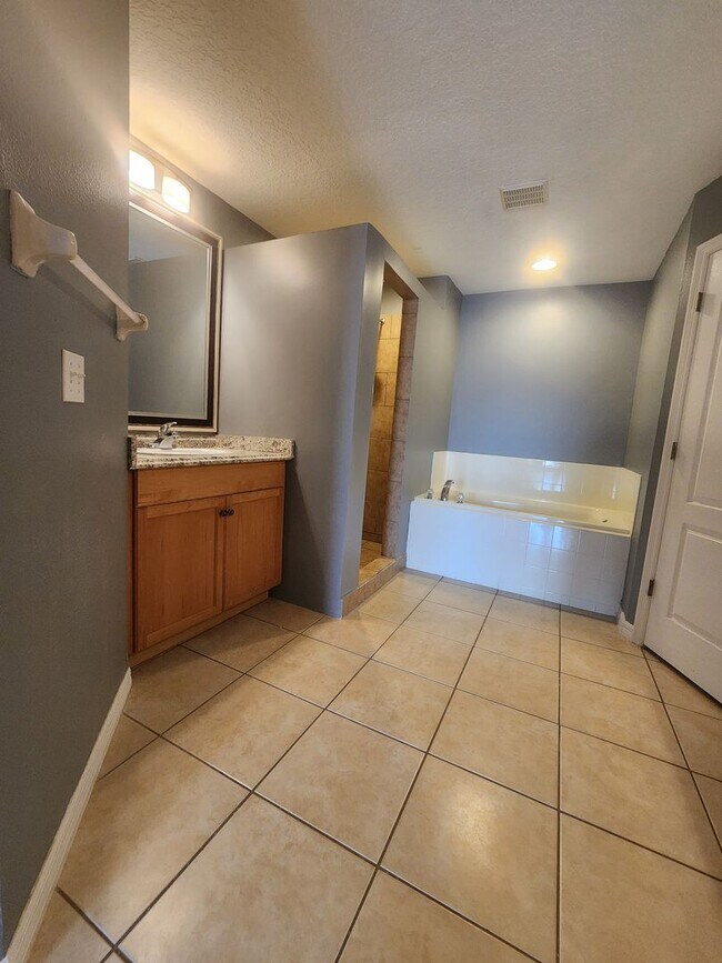 Building Photo - 3/2~Vista Pines Loop~Nice Big Corner Lot, ...