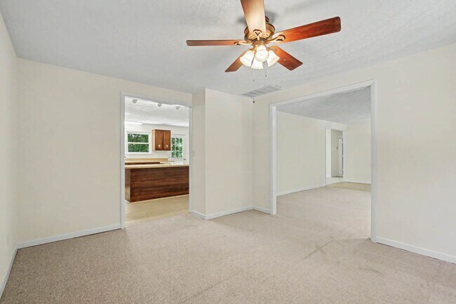 Building Photo - 151 Country Club Dr