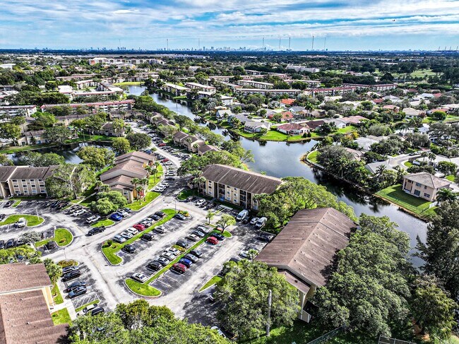 Building Photo - 450 Palm Cir W