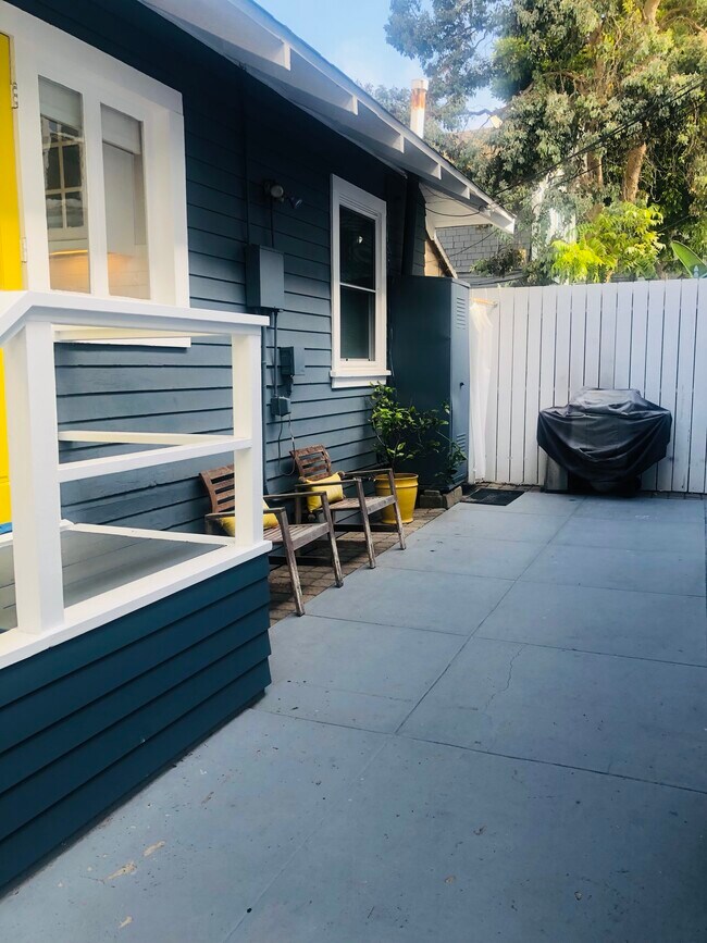 Courtyard btwn home and detached garage. Room for bikes, surfboards, grill. Outdoor shower. - 232 Market St
