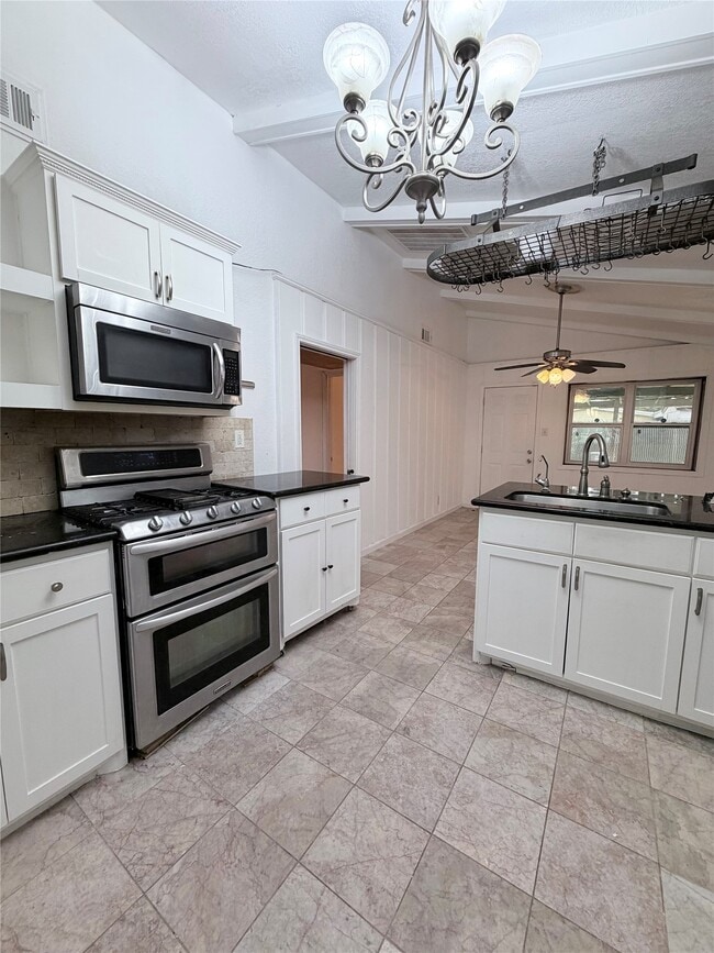 Building Photo - 618 Sulphur St